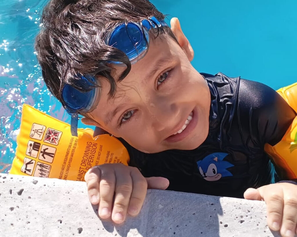 A educação deve ir além da sala de aula. Por isso, o Centro de Estudos Júlio Verne traz uma novidade: uma piscina exclusiva para os alunos, oferecendo aulas de natação e atividades aquáticas do Ensino Fundamental I ao Ensino Médio. A proposta é proporcionar uma experiência completa de aprendizado, onde o desenvolvimento físico e emocional caminha junto com a excelência acadêmica. Além das aulas regulares, a piscina será um espaço para momentos de lazer e bem-estar, tornando o ambiente escolar ainda mais acolhedor e dinâmico.